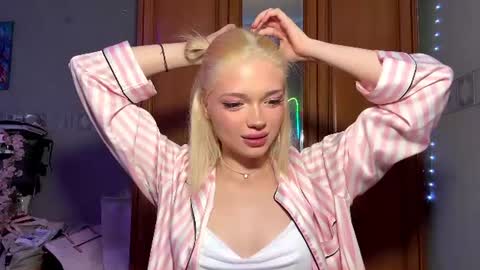 Snapshot of suzannabarmes chatting on June 2026 11:25:01 PM Stacy online show from June 2026 11:25:01 PM