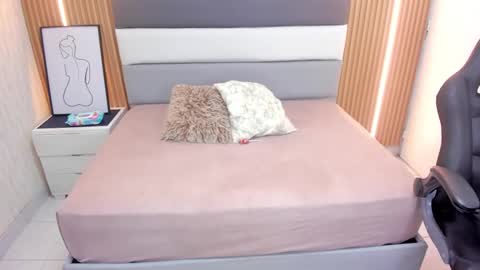 S U Z E T  online show from February 2026 07:42:02 PM