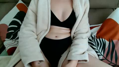 Snapshot of suzysummerrrrrrrrr chatting on November 2025 04:51:01 PM The real sugar baby Suzy Summer online show from November 2025 04:51:01 PM