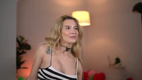 Snapshot of svveetluna chatting on June 2026 03:25:01 AM SweetLuna online show from June 2026 03:25:01 AM