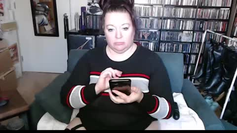 Snapshot of sweater_queen chatting on January 2025 02:59:01 PM Sweater Queen online show from January 2025 02:59:01 PM