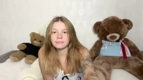 Snapshot of sweet__bunnies chatting on October 2025 06:22:02 AM Mia and Robert online show from October 2025 06:22:02 AM