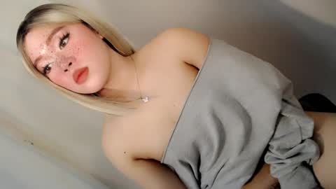 Snapshot of sweet_honeylove chatting on July 2026 05:21:02 AM Anisha online show from July 2026 05:21:02 AM