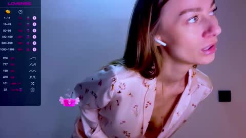 Mia online show from October 2025 12:04:02 PM