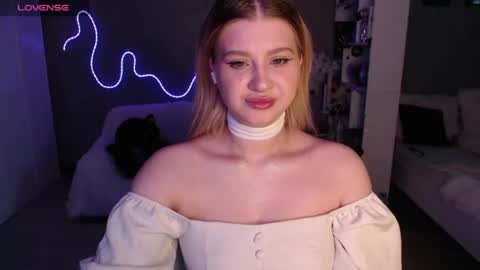 Snapshot of sweet_nicole_333 chatting on June 2026 09:18:02 AM sweet_nicole_333 online show from June 2026 09:18:02 AM