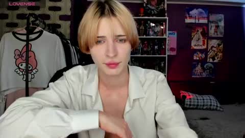 Snapshot of sweet_peach__ chatting on July 2026 03:43:02 PM kira online show from July 2026 03:43:02 PM