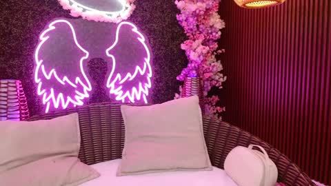 Roxanee online show from April 2026 08:54:02 PM