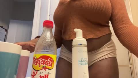 Snapshot of sweetgirllei chatting on February 2025 06:10:01 PM sweetgirllei online show from February 2025 06:10:01 PM