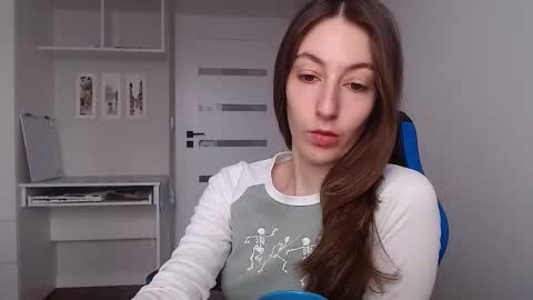 Emma  online show from November 2025 09:41:02 AM