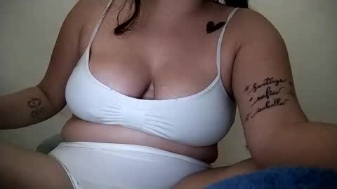 Snapshot of sweetie__annie chatting on October 2025 05:19:02 AM Ana Mara  i cant Make noise My family is here  online show from October 2025 05:19:02 AM