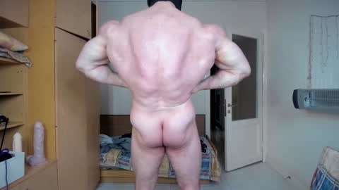 Snapshot of sweetmuscles_boy chatting on June 2026 12:58:02 PM Lorenzo online show from June 2026 12:58:02 PM