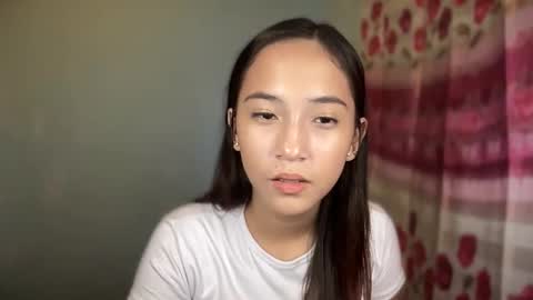 Mia online show from November 2025 04:44:01 PM