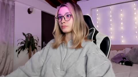 Snapshot of sweett_catt1 chatting on December 2024 08:56:01 AM Cat independent model online show from December 2024 08:56:01 AM