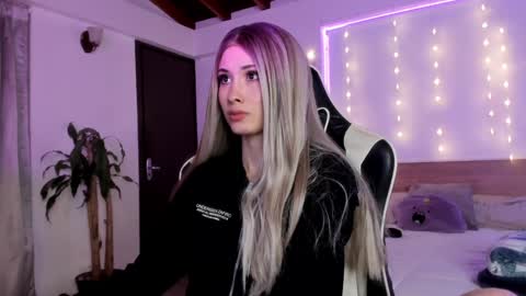 Snapshot of sweett_catt1 chatting on December 2024 05:33:02 AM Cat independent model online show from December 2024 05:33:02 AM