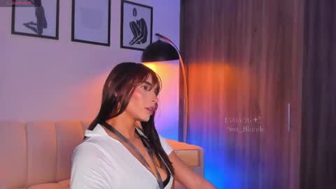 Snapshot of swt_blonde chatting on May 2026 11:45:02 PM Ambar online show from May 2026 11:45:02 PM
