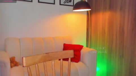 Snapshot of swt_blonde chatting on May 2026 12:52:02 AM Ambar online show from May 2026 12:52:02 AM