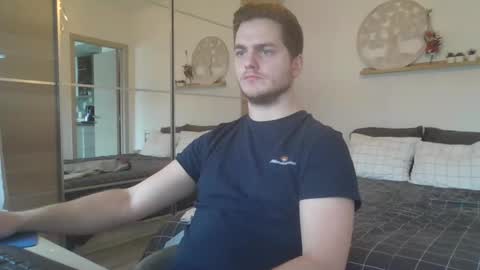 syl092 online show from February 2025 01:05:01 PM