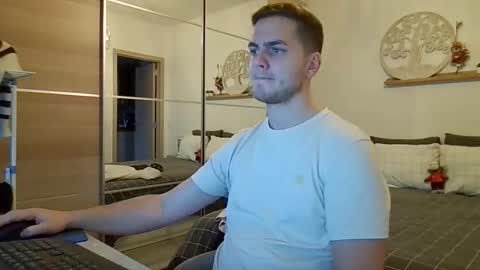 syl092 online show from December 2025 03:52:01 PM