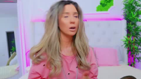 Snapshot of taahiraarabian chatting on December 2024 01:28:01 PM Arianna online show from December 2024 01:28:01 PM