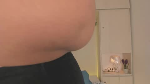 Snapshot of tarawiilson_ chatting on February 2026 04:22:02 AM T A R A online show from February 2026 04:22:02 AM