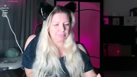 Snapshot of tasha__moon chatting on October 2025 04:19:01 PM Tasha Moon online show from October 2025 04:19:01 PM