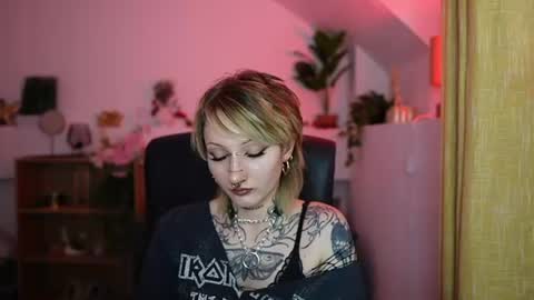 Snapshot of tattooedblondee18 chatting on June 2026 06:17:01 PM TattooedBlonde18 online show from June 2026 06:17:01 PM
