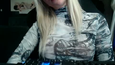 Snapshot of tatuada_safada chatting on June 2026 07:23:02 PM tatuada_safada online show from June 2026 07:23:02 PM