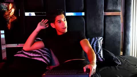 Snapshot of taylorsmiths_ chatting on January 2026 03:54:01 AM taylorsmiths_ online show from January 2026 03:54:01 AM