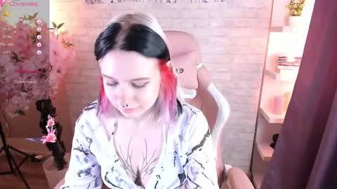 Snapshot of tender__kitty chatting on November 2025 03:45:02 PM Sue online show from November 2025 03:45:02 PM