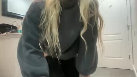 Snapshot of thatoneblondee chatting on January 2026 01:00:02 AM thatoneblondee online show from January 2026 01:00:02 AM