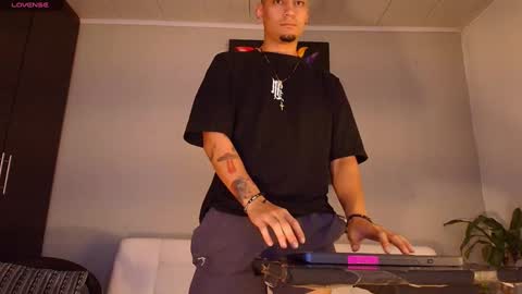 SCOTT  THEO  KAMERON  GENDERSON online show from December 2024 01:46:01 AM