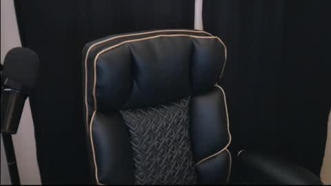 Snapshot of thebearking69 chatting on April 2026 01:05:01 AM The Bear King online show from April 2026 01:05:01 AM