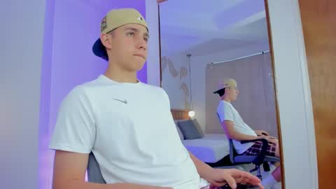 Snapshot of theohawke_ chatting on December 2024 12:27:01 PM THEO- MATEO online show from December 2024 12:27:01 PM