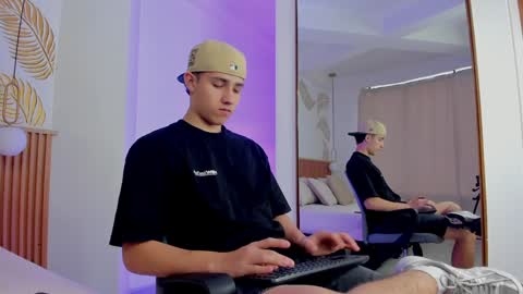 Snapshot of theohawke_ chatting on December 2024 01:29:02 PM THEO- MATEO online show from December 2024 01:29:02 PM