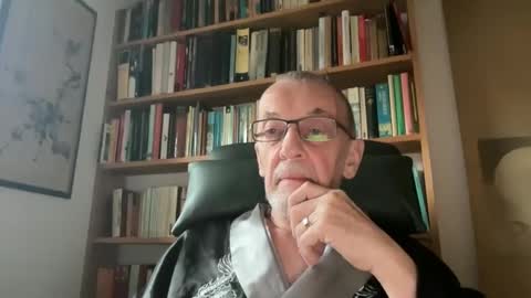 Snapshot of theowlandthe chatting on December 2024 09:34:02 AM theowlandthe online show from December 2024 09:34:02 AM