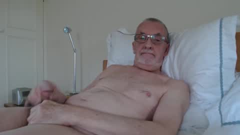 Snapshot of theowlandthe chatting on January 2025 02:32:01 PM theowlandthe online show from January 2025 02:32:01 PM