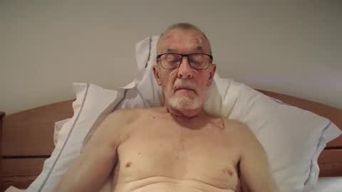 Snapshot of theowlandthe chatting on December 2025 04:38:01 PM theowlandthe online show from December 2025 04:38:01 PM