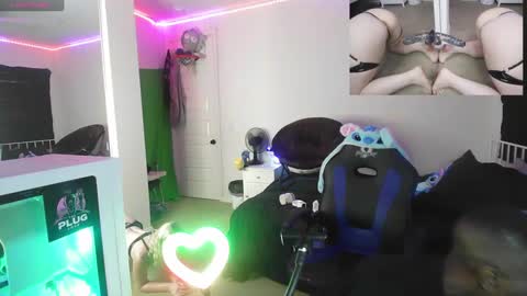 Snapshot of thepluglove chatting on September 2025 10:32:02 PM The Plug Love  Friends online show from September 2025 10:32:02 PM