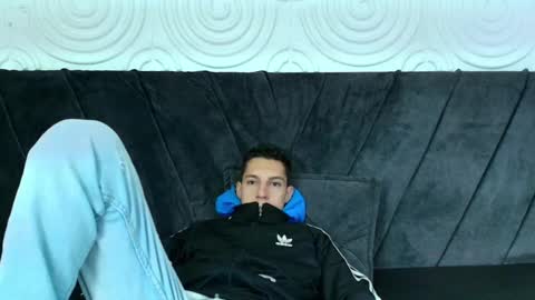 Thiago   online show from December 2024 12:11:01 PM