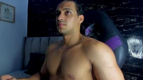 Snapshot of thomas__wayne chatting on June 2026 07:07:02 PM Thomas online show from June 2026 07:07:02 PM