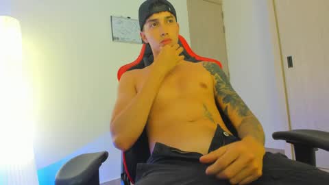 Snapshot of thomas_foxx chatting on April 2026 05:12:02 AM thomas_foxx online show from April 2026 05:12:02 AM