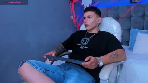 Thomas online show from November 2025 09:27:02 PM