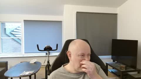 thomash32 online show from October 2025 04:49:02 PM