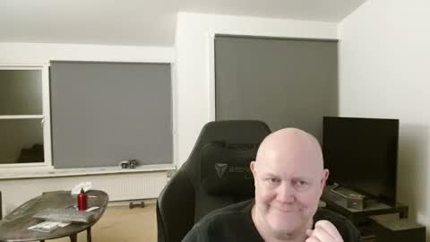 thomash32 online show from November 2025 10:45:02 PM