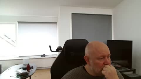 thomash32 online show from November 2025 10:14:02 AM