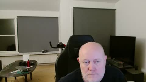 thomash32 online show from November 2025 05:02:02 PM