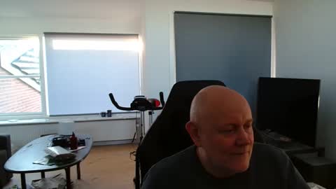 thomash32 online show from November 2025 01:10:01 PM