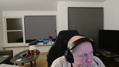 thomash32 online show from December 2025 09:22:02 PM