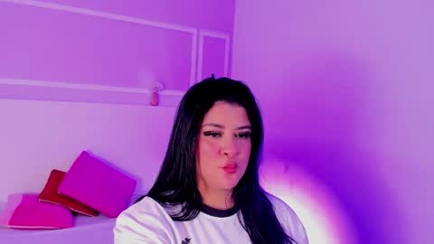 tiannagloww online show from February 2026 07:00:02 PM