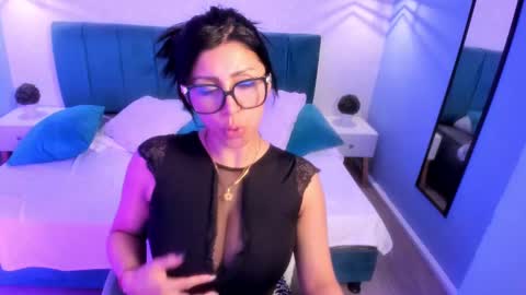 Snapshot of tiffani__love chatting on February 2025 06:43:01 PM Tiffany online show from February 2025 06:43:01 PM